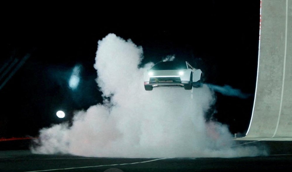 El cotxe del Tesla va revelar que pot conduir cap amunt i saltar per l'aire