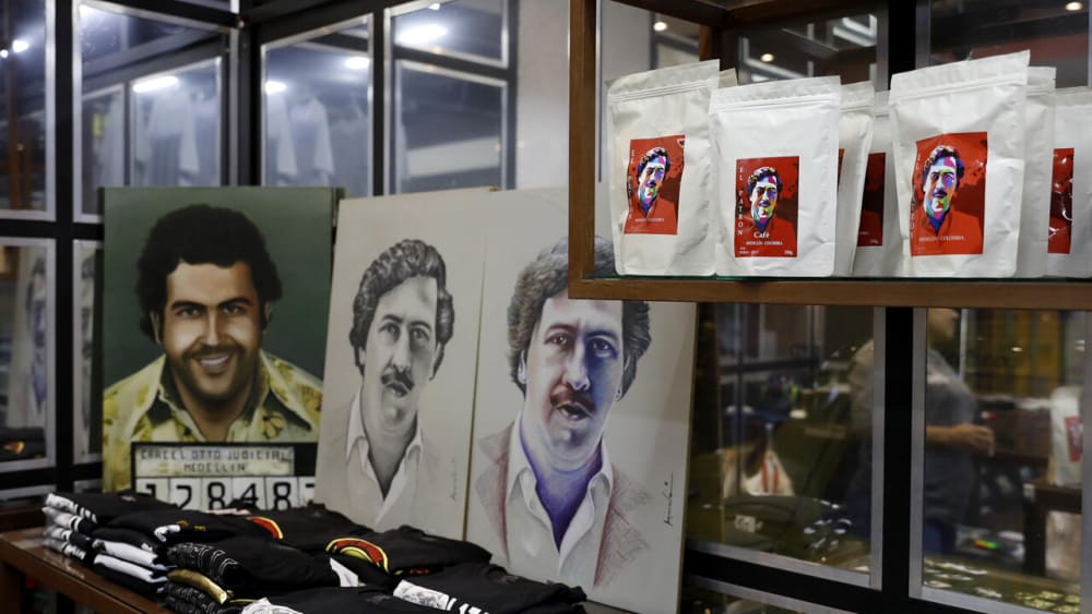Colòmbia, Medellín enderroca una vila abandonada de la dona de Pablo Escobar