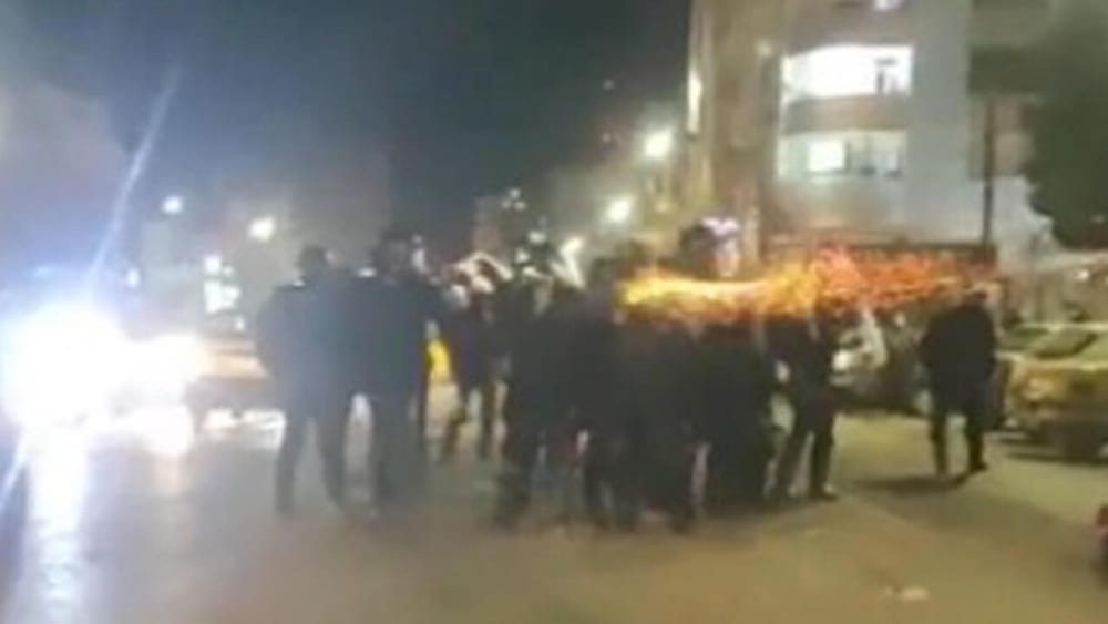 Ong, Teheran condemna a mort una noia per un apunt sobre els social