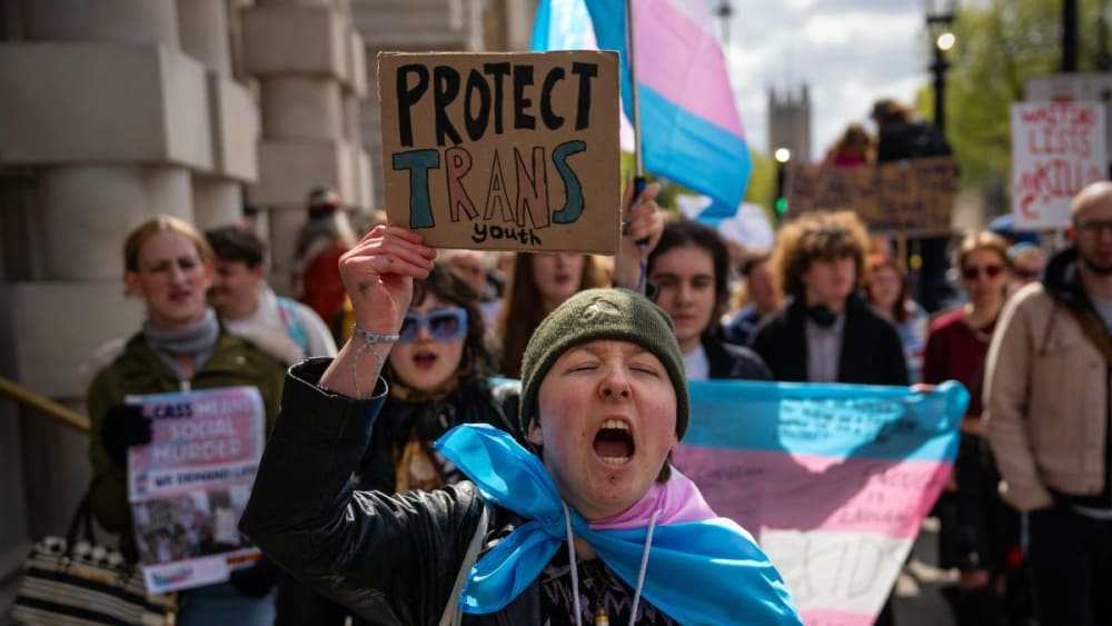 Anglaterra ordena als hospitals impedir l'accés de dones trans a les sales femenines