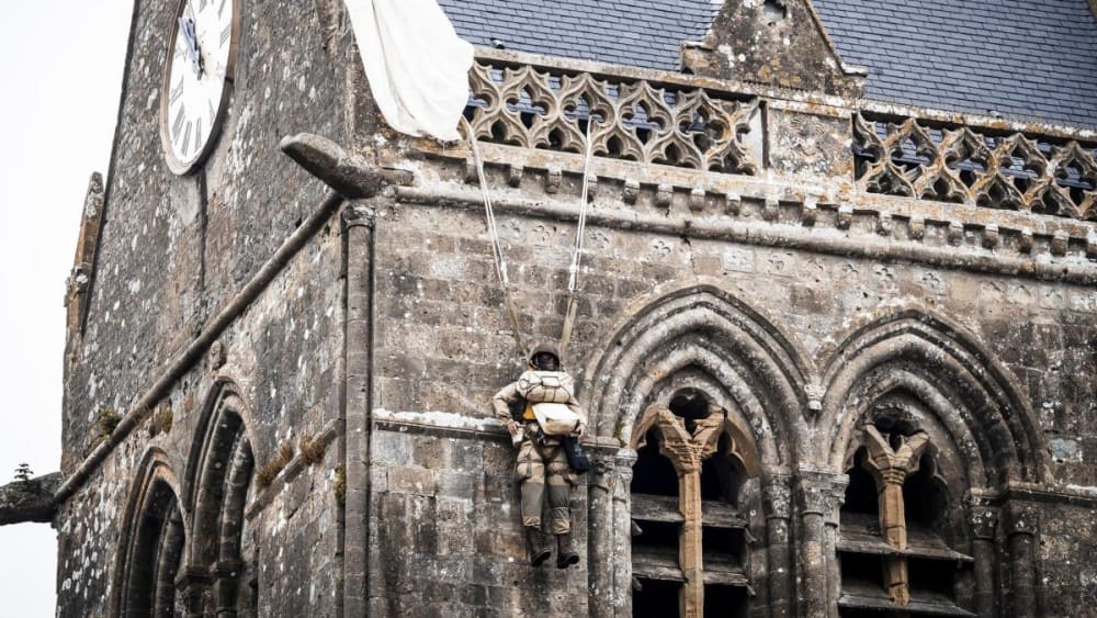 El poble normand que no oblida l'error garrafal d'un paracaigudista