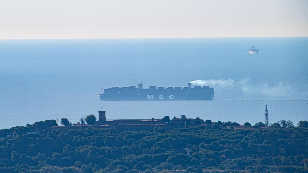 El monstre d'acer empetiteix Montjuïc