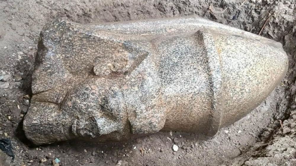 Un agricultor d'Egipte descobreix dues estàtues de Ramsés II enterrades al costat de la seva casa