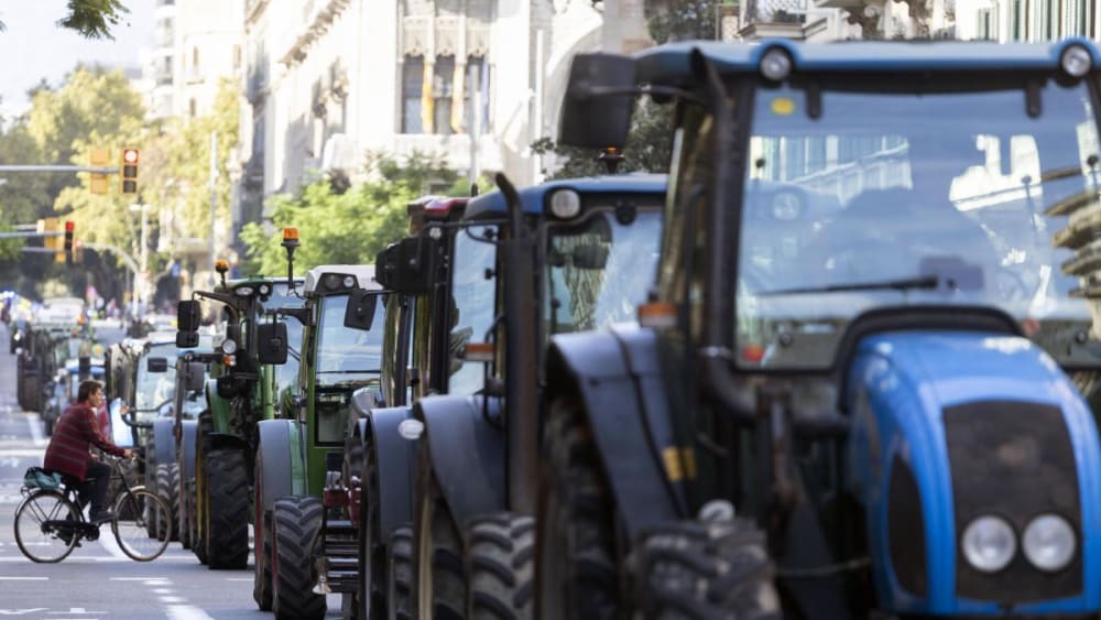 Tractorada a Barcelona, vagues a Europa i més imatges del dia