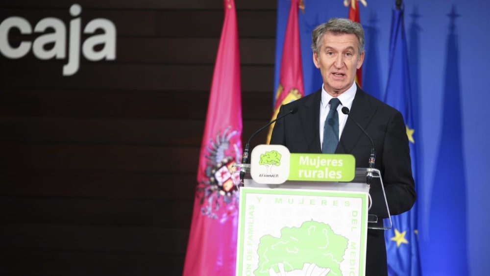 Feijóo promet una baixada d'impostos i la reducció de la burocràcia per al món rural