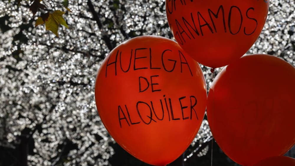 El 43,6% dels quals viuen de lloguer a preu de mercat, en risc de pobresa o exclusió social