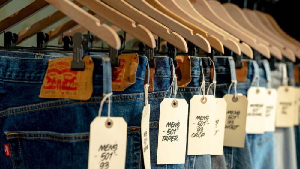 Levi’#s posa els seus bàsics de tardor en oferta: descomptes de fins al 51% en pantalons, samarretes i dessuadores