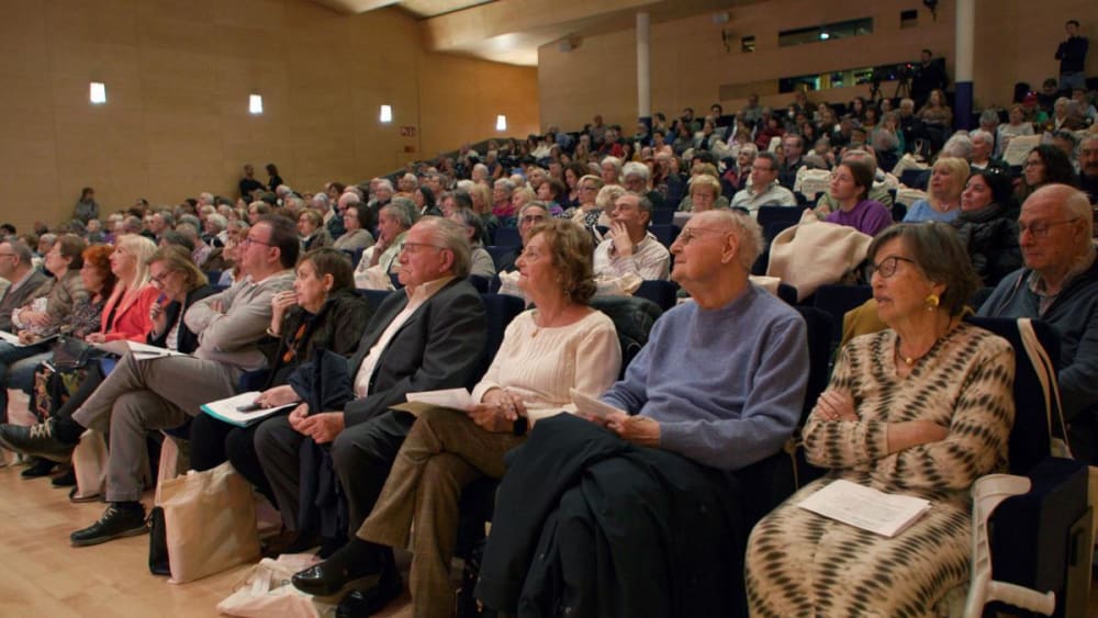 Les persones majors prenen la paraula