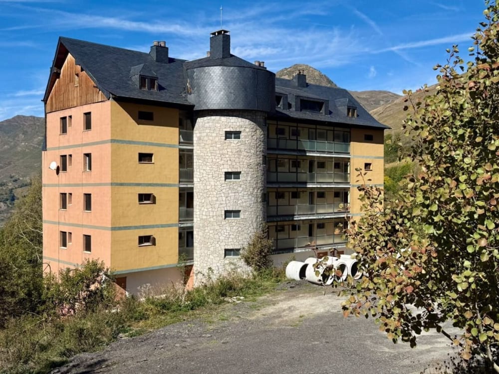 La Generalitat adquireix l'antiga caserna de la Guàrdia Civil de Naut Aran per ampliar el parc d'habitatge assequible