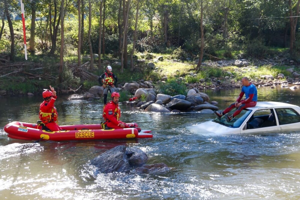 Els Bombers practiquen rescats en aigües vives al Segre a Arfa i demanen “mobilitat zero” en episodis d’inundacions