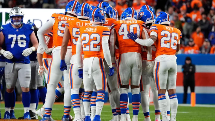 Jugadors de la defensa dels Denver Broncos en acció durant un partit.