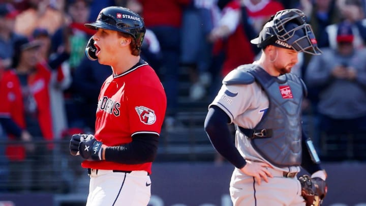Petey Halpin celebrant el seu «home run» en el partit entre els Guardians i els Rays.