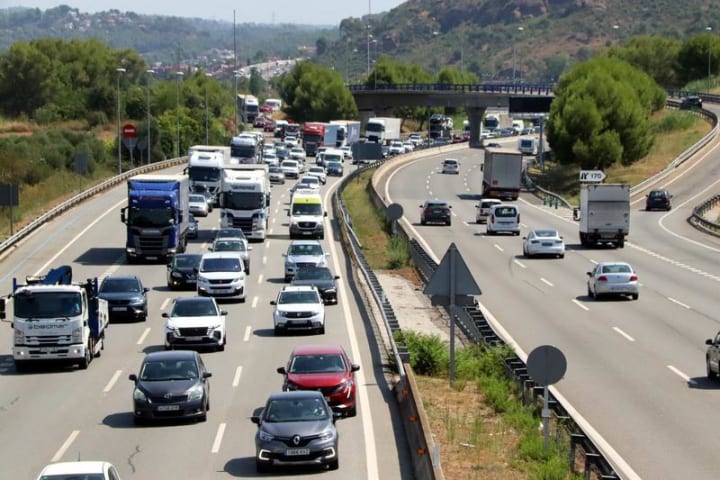 Un accident talla l'AP-7 a Garrigàs i un altre provoca fins a deu quilòmetres de retencions