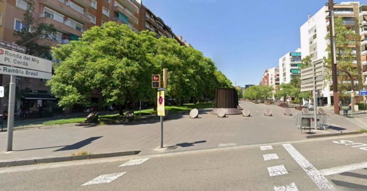 Mor una motorista de 19 anys en un accident amb un camió a Barcelona