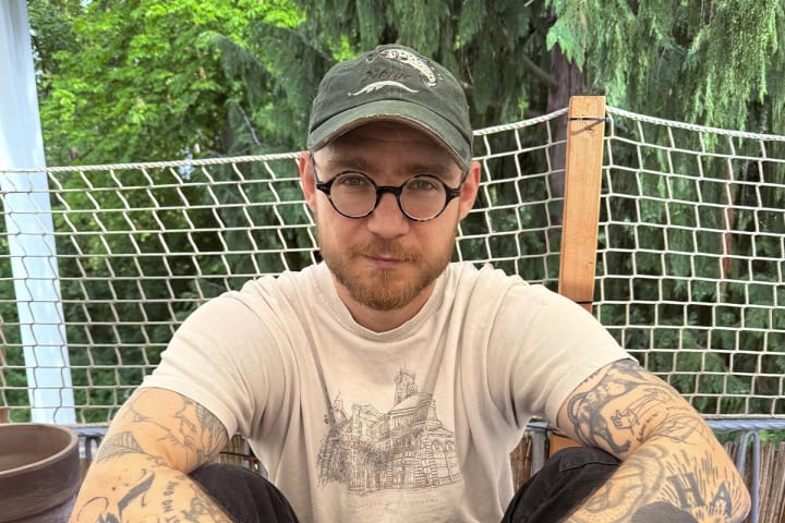 Ben Brooks, el retorn madur del 'enfant terrible' de les lletres britàniques: "Fa set anys que estic sobri i no record gran cosa de la meva vida anterior"