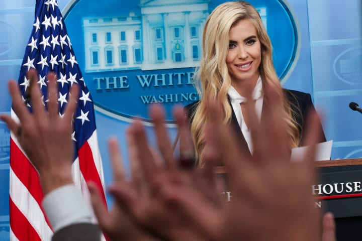 La nova portaveu de premsa de Trump debuta amb ensopegades en el faristol de la Casa Blanca