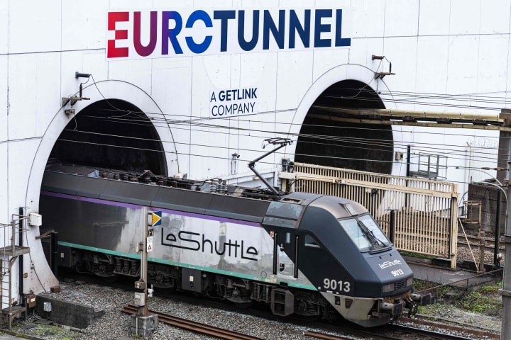 Almenys 19 ferits en un xoc entre un minibús i un tren en el túnel del Canal de la Manxa