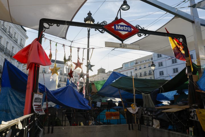 Metre tanca indefinidament l'estació de Sol i exigeix el desallotjament de l'acampada per a escometre una "neteja urgent"
