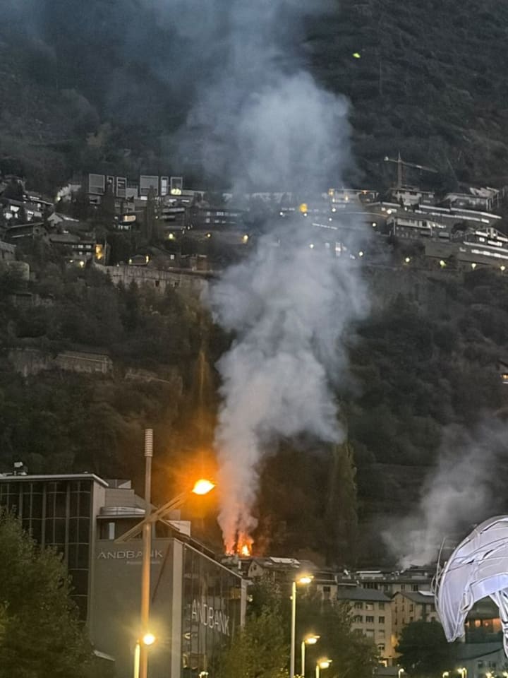 Un aparent incendi alarma els veïns d’Escaldes a primera hora del matí, però resulta ser una crema controlada
