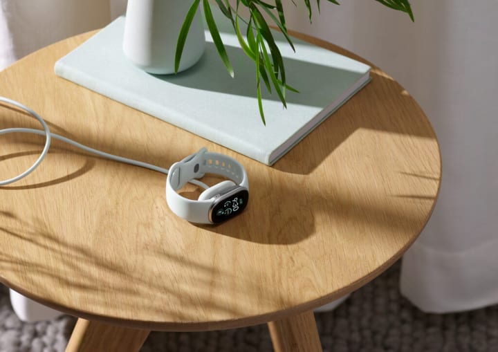 Ja és oficial la Google Fitbit Edge, una nova polsera d'activitat amb pantalla i bateria reemplaçable que també és compatible amb iOS