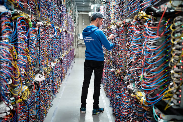 Brussel·les vol dependre menys del núvol estatunidenc. Les grans tecnològiques dels EUA acaben de posar preu a aquesta idea