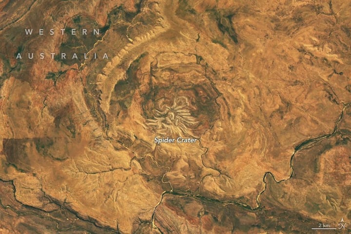 La #NASA ha fotografiat des de l'espai un gegantesc cràter a Austràlia amb forma d'aranya