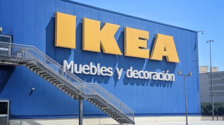 Ikea té (ara rebaixada) aquesta solució ideal per a pisos petits amb la qual usar el portàtil en el sofà i fins a teletrabajar dempeus
