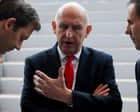 John Healey atenent els mitjans de comunicació a la reunió de l'FMI a Bangkok.