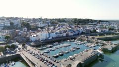 Logotip de l'organització benèfica Help a Guernsey Child en el seu 25è aniversari.