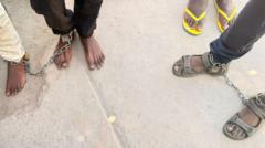 Pacients encadenats rescatats per un centre de rehabilitació il·legal sospitós a Sud-àfrica.