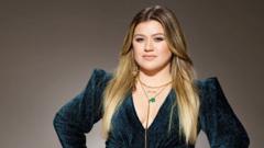 Brooklyn la botiga de nous donant voltes des de la fila 'real' amb Kelly Clark sobre un ocell mecànic