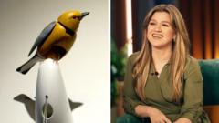 Què passa entre Kelly Clarkson i un ocell de Brooklyn?