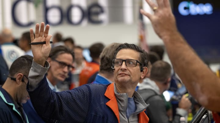 Cboe per ampliar les opcions comercials d'hores per a grans accions i ETFs