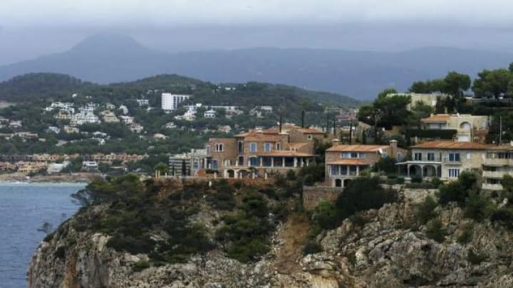 La compra d'habitatge per estrangers que viuen fora del país cau un 18% encara que paguen preus un 77% més alt que els espanyols