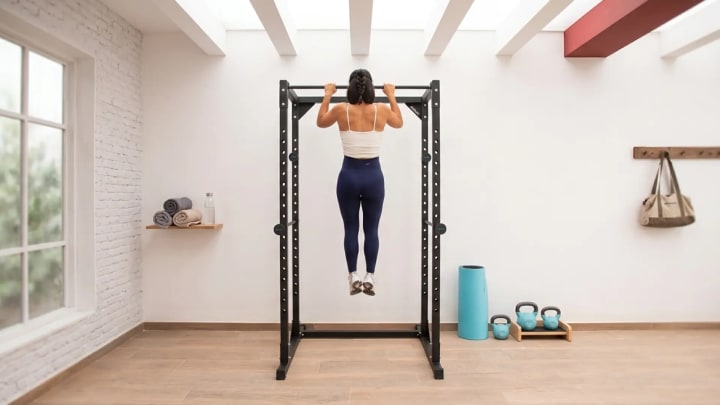 Calistenia a casa encara que plogui o troni: aquest rack de musculación és perfecte per a entrenar sense sortir
