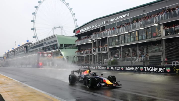 Verstappen reina sota la pluja i el caos del sprint en el GP Singapur: nou abandons i 11è per a Alonso