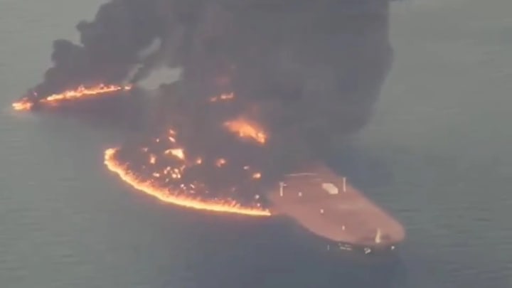 Un superpetrolero s'incendia a Ormuz en xocar amb una mina quan anava per una via "no autoritzada"
