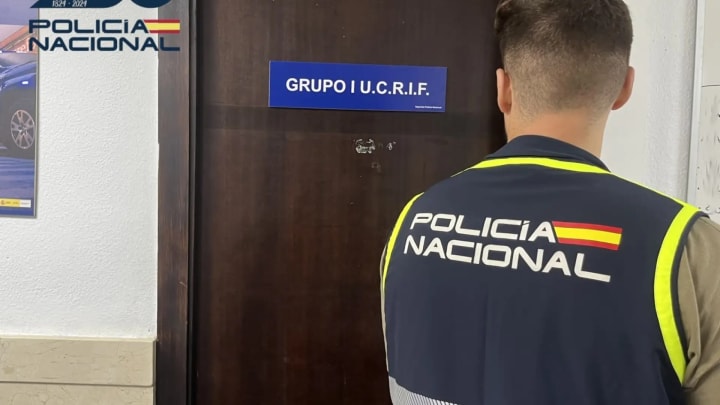 Detingut per agredir i explotar a una treballadora en un vaixell a la qual va pagar 480 euros per quatre mesos