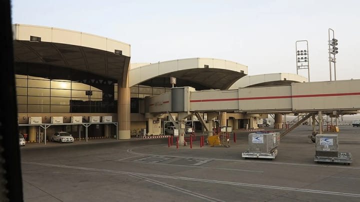 L'ambaixada espanyola a l'Aràbia Saudita demana "màxima precaució" als ciutadans després dels atacs contra l'aeroport de Riad