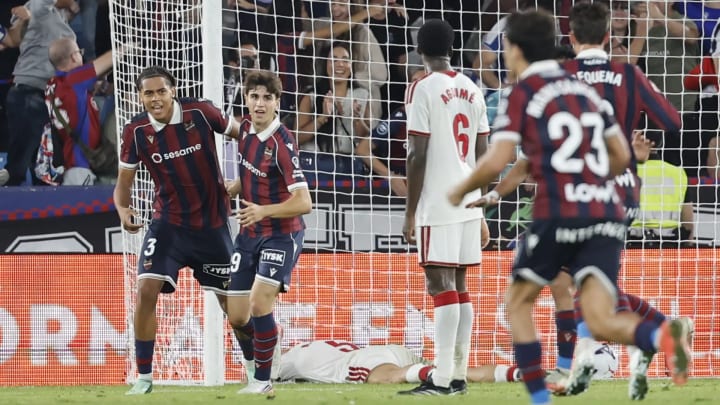 Bogeria en el Llevant - Sevilla: tres gols i una expulsió en el descompte per a un empat d'infart