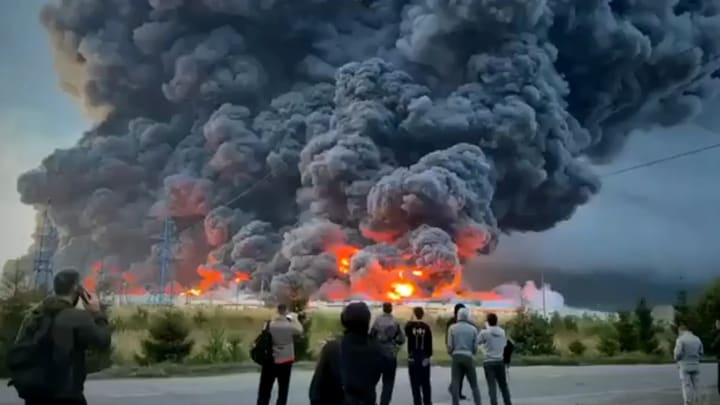 Una enorme columna de fum i flames: les impressionants imatges de l'atac ucraïnès contra un centre de dades rus