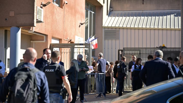 L'adolescent que va disparar a dos docents en un col·legi a Marsella al·lega que sofria assetjament i no volia matar-los