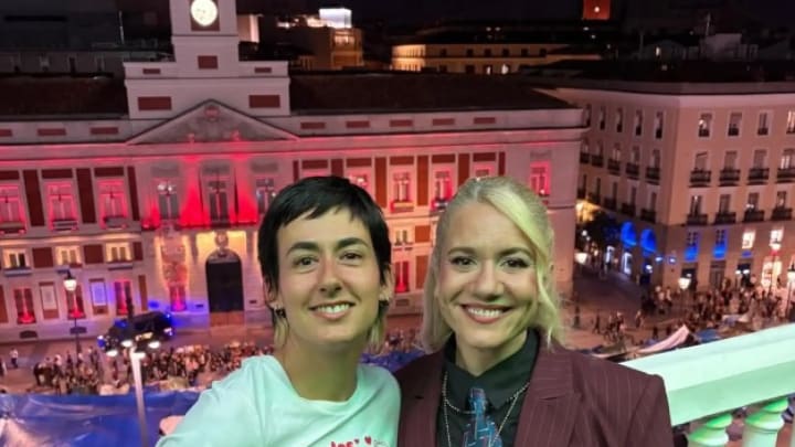 Henar Álvarez i la portaveu del Sindicat d'Inquilines, Alicia del Riu brinden a la Porta del Sol per "una nova era d'esperança"