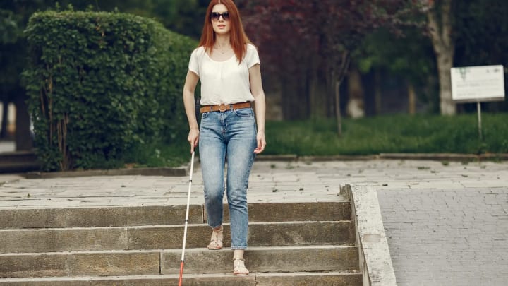 El bastó blanc: símbol, protecció i autonomia per a les persones amb discapacitat visual