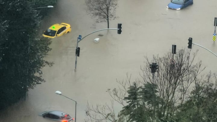 Dos morts per les pitjors pluges torrencials que s'han registrat a Istanbul en els últims 84 anys