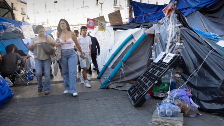 Madrid denuncia que hi ha "acumulació d'orinis" en els pous de ventilació del metre de Sol i insisteix a desallotjar l'acampada ja