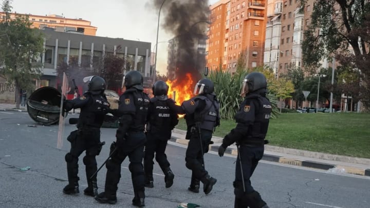 Almenys un detingut en els disturbis durant una protesta contra un acte de Vito Quiles a Pamplona