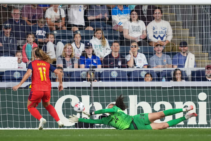 Espanya domina als EUA però cedeix un empat després del carrusel de canvis que va desnaturalitzar el partit (2-2)