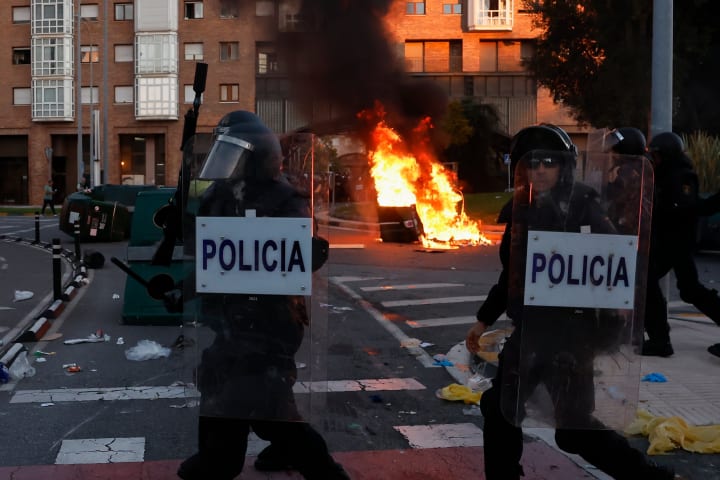 Un acte convocat per Vito Quiles a Pamplona acaba en altercats i amb un detingut