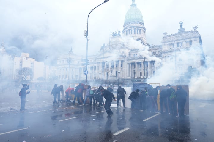 Una massiva marxa universitària contra el Govern de Milei acaba amb repressió policial